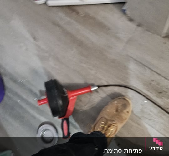 כלי עבודה לניקוי צנרת על רצפה